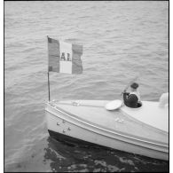 Pavillon présidentiel sur une vedette, probablement celle de l'amiral commandant le port militaire de Brest.