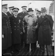 Visite d'inspection d'autorités à bord de l'aviso Commandant Duboc dans le port de Cherbourg.