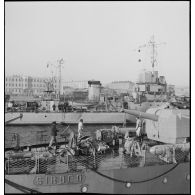 Le torpilleur Siroco et l'aviso Commandant Duboc à quai dans le port de Cherbourg.