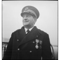 Lors d'une visite d'inspection d'autorités à Cherbourg, portrait du lieutenant de vaisseau Saulnier, commandant l'aviso Amiral Mouchez.