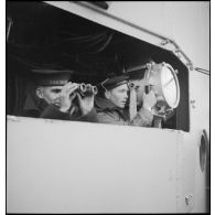 Timoniers britannique et français à bord du cuirassé (navire de igne) le Dunkerque.