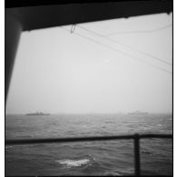 Escorte d'un convoi de troupes de la 2e division d'infanterie canadienne par la Marine nationale.