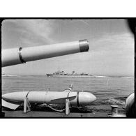 Vue depuis un navire : vue bâbord du contre-torpilleur Le Triomphant (numéro de coque X 83).