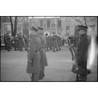 Une musique militaire canadienne joue lors d'une cérémonie avant l'embarquement de troupes à destination de l'Ecosse à Halifax.