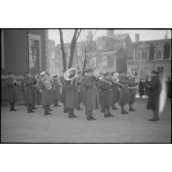 Une musique militaire canadienne joue lors d'une cérémonie avant l'embarquement de troupes à destination de l'Ecosse à Halifax.