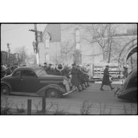 Défilé d'une musique militaire canadienne lors d'une cérémonie avant l'embarquement de troupes à destination de l'Ecosse à Halifax.