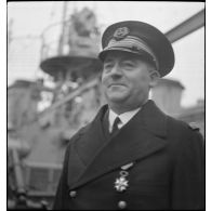 Lors d'une visite d'inspection d'autorités à Cherbourg, portrait du capitaine de corvette Le Floch, commandant l'aviso Commandant Duboc.