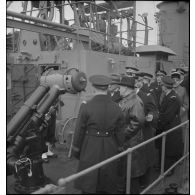 Visite d'inspection de membres du gouvernement à Cherbourg.