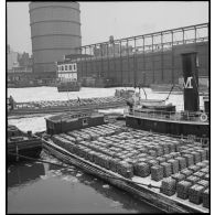 Chalands transportant des caisses de fret dans le port de New-York pris par les glaces.