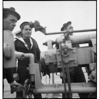 Des canonniers chargent un canon de 90 mm sur le pétrolier Bourgogne.