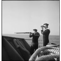 Deux canonniers du pétrolier Bourgogne ont repéré une mine dérivante.