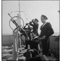 Servants d'une mitrailleuse Saint-Etienne M1907 à bord du pétrolier Bourgogne.