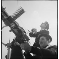 Servant d'une mitrailleuse Saint-Etienne M1907 à bord du pétrolier Bourgogne.