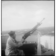 Servant d'une mitrailleuse Saint-Etienne M1907 à bord du pétrolier Bourgogne.
