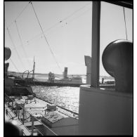 Le pétrolier Bourgogne, réquisitionné par la Marine nationale, croise la route du cargo marchand italien Capo Noli.