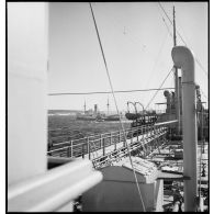 Le pétrolier Bourgogne, réquisitionné par la Marine nationale, croise la route du cargo marchand italien Capo Noli.