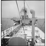 Le pont du pétrolier Bourgogne réquisitionné par la Marine nationale.