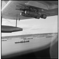 Vue aérienne depuis un hydravion sur un convoi marchand.
