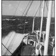 La plage avant du pétrolier Bourgogne réquisitionné par la Marine nationale.