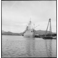 Chargement d'un cargo à quai dans le port d'Alger.