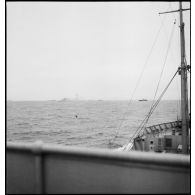 Convoi de la marine marchande vu depuis le pont du pétrolier Bourgogne.