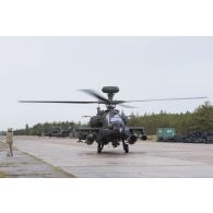 Poser d'un hélicoptère d'attaque britannique Apache AH Mk 1 de l'Army Air Corps à Rutja, en Estonie.