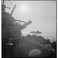 Un contre-torpilleur navigue bord à bord avec un autre bâtiment d'escadre.