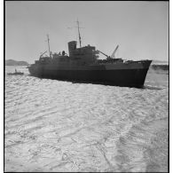 Vue tribord trois quarts avant du paquebot transport de troupes Ville d'Alger entrant dans le port de Marseille.