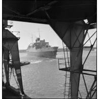 Le paquebot transport de troupes Ville d'Alger est remorqué dans le port de Marseille où il va accoster.