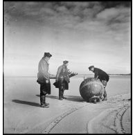 Le second maître Dudouard, chef d'équipe d'armuriers démineurs de la Marine nationale, neutralise une mine sous-marine allemande échouée sur une plage de Dunkerque.