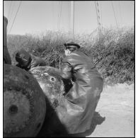 L'équipe d'armuriers démineurs de la Marine nationale charge une mine neutralisée à bord d'une autochenille.