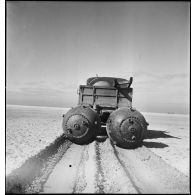 Mines sous-marines neutralisées tractées par une autochenille sur une plage de Dunkerque.