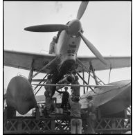 Mise en place d'une torpille de 670 ou 750 kg sous un hydravion Latécoère 298 d'une escadrille de torpillage à Cherbourg.