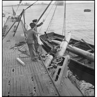 Embarquement de torpilles à bord d'un sous-marin (probablement le Casabianca).