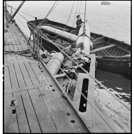 Embarquement de torpilles à bord d'un sous-marin (probablement le Casabianca).