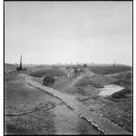 Canons antiaériens de 90 mm Marine appartenant à une des batteries situées en région parisienne qui participent à la défense antiaérienne de Paris.