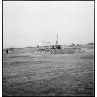 Canons antiaériens de 90 mm Marine appartenant à une des batteries situées en région parisienne qui participent à la défense antiaérienne de Paris.