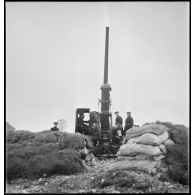 Mise en oeuvre d'un canon antiaérien de 90 mm Marine appartenant à une des batteries situées en région parisienne qui participent à la défense antiaérienne de Paris.