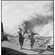 Fantassins britanniques dans Namsos détruite.