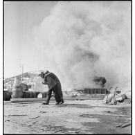 Evacuation d'un blessé dans Namsos incendié.