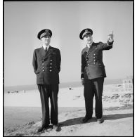 Portraits en pied de l'amiral Jean-Marie Abrial, commandant les forces navales du Nord et d'un lieutenant de vaisseau, son aide de camp, sur une plage de Dunkerque.