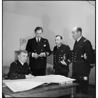 L'amiral Jean-Marie Abrial, commandant les forces navales du Nord, entouré d'officiers d'état-major de la Marine nationale et de la Royal Navy dans son poste de commandement (bastion 32) à Dunkerque.