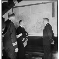 L'amiral Jean-Marie Abrial, commandant les forces navales du Nord suit un point de situation devant une carte murale dans son poste de commandement (bastion 32) à Dunkerque.