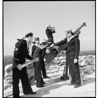 Approvisionnement d'un canon de 75 mm Modèle 1897 sur affût contre avions Modèle 1916, par des matelots canonniers algériens, dits Baharia.