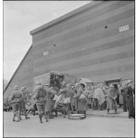 Soldats français rassemblés devant le bastion 32, PC de l'amiral Abrial à Dunkerque.