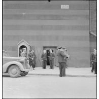 Officiers français et britanniques devant l'entrée du bastion 32, PC de l'amiral Abrial à Dunkerque.