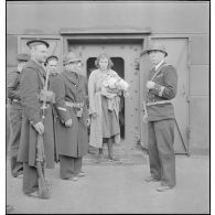 Femme civile prisonnière devant le bastion 32, poste de commandement de l'amiral Abrial à Dunkerque.