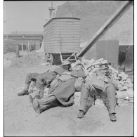 Soldats de la BEF au repos à Dunkerque.