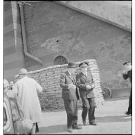 L'amiral Jean-Marie Abrial et Paul Bargeton devant le PC de l'amiral à Dunkerque.