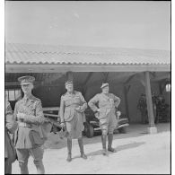 Officiers des armées de terre britannique et belge à Dunkerque.